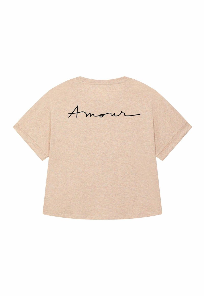 T-shirt beige chiaro a maniche corte, con la parola "Amour" scritta in elegante corsivo nero sul retro.