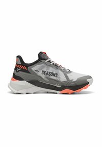 Lichtgewicht grijze hardloopschoen met oranje accenten, textuurbedekte mesh bovenkant, uitgesneden zool voor grip en opvallende "SEASONS" branding.