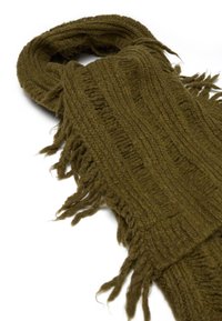 Sciarpa lavorata a maglia verde oliva con un motivo a coste testurizzato e frange morbide su entrambe le estremità. Realizzata in un materiale spesso e morbido.