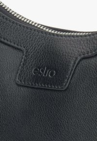 Černá kožená taška s texturovaným povrchem, stříbrným zipem a jemným reliéfním logem. Hladký, strukturovaný design s odolným stehem.