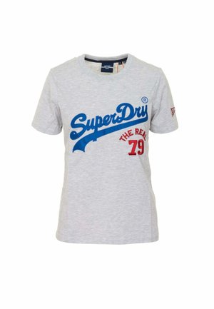 Lichtgrijs T-shirt met korte mouwen met blauwe "SuperDry" tekst en rode "The Real 79" op de voorkant gedrukt, en een klein logo op de linkermouw.