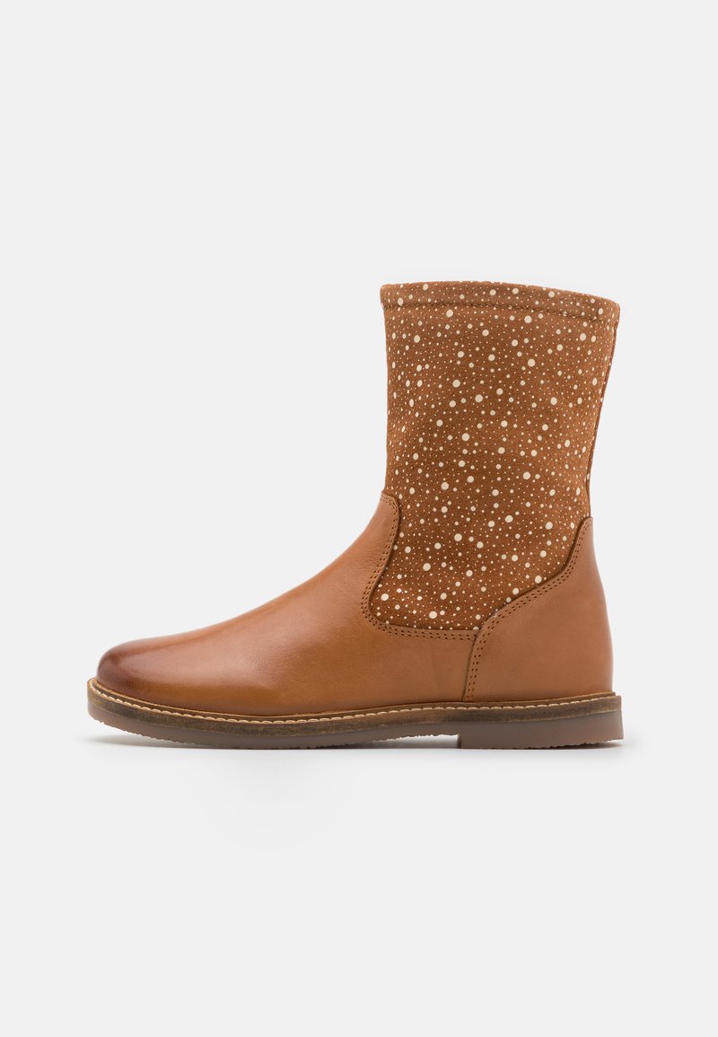 Bottines en cuir marron avec un dessus en suede beige moucheté. Bout arrondi et élastiques sur les côtés, dotées d'un petit talon et d'une semelle texturée.