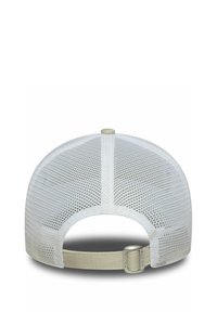 Weißer Mesh-Baseballhut von hinten gezeigt, mit verstellbarem beigen Riemen und Metallschnalle.