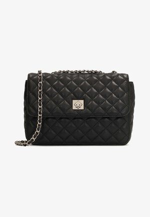 Sac à main en cuir matelassé noir avec une bandoulière en chaîne. Il possède un rabat à l'avant, du matériel en argent et un motif en diamant sur la surface.