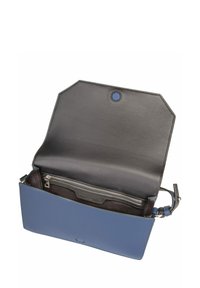 Blaues Lederhandtasche mit schwarzem Innenraum, Reißverschlusstasche und strukturierter Form. Mit einem achteckigen Klappenverschluss und abnehmbarem Tragegurt.