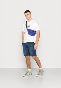 Wrangler TEXAS - Calções de ganga - dark wash