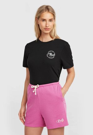 Črna bombažna majica z belo grafiko, kombinirana z roza bombažnimi kratkimi hlačami z zategovalnim trakom in stranskimi žepi. Teksturirana tkanina, priložnostna prileganje.