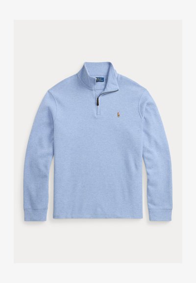 Pull bleu clair à manches longues avec col à zip au quart et petit logo brodé sur la poitrine gauche.