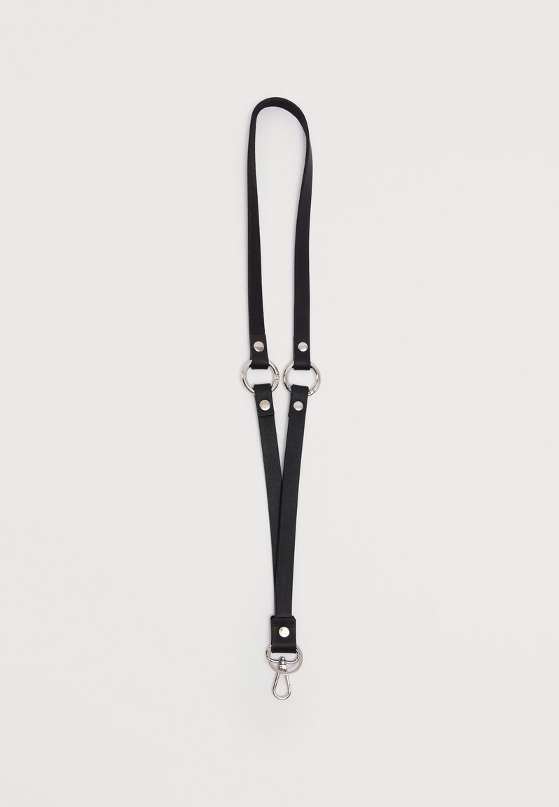 Μαύρο δερμάτινο λουράκι με ασημένιους κρίκους και μεταλλικά εξαρτήματα. Διαθέτει λεία υφή και δύο ρυθμιζόμενα μήκη. Λειτουργικό κλιπ στο τέλος.