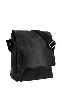 Bolso mensajero de cuero negro con solapa plegable, correa ajustable y textura suave. Presenta un acento de hebilla en tono plateado.