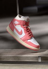 Jordan AIR JORDAN 1 MID - Zapatillas altas - sail/pink salt/guava ice/muslin