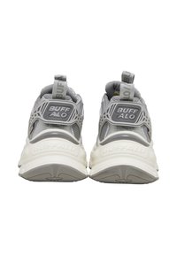 Chaussures de course grises avec une tige en mesh, une semelle intermédiaire en caoutchouc et une semelle extérieure texturée. Elles présentent des accents de logo et des languettes à l'arrière.