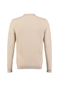 Maglione beige lavorato a maglia con maniche lunghe e collo rotondo. Leggero, texture liscia, con polsini e orlo a coste. Nessun motivo di design visibile.