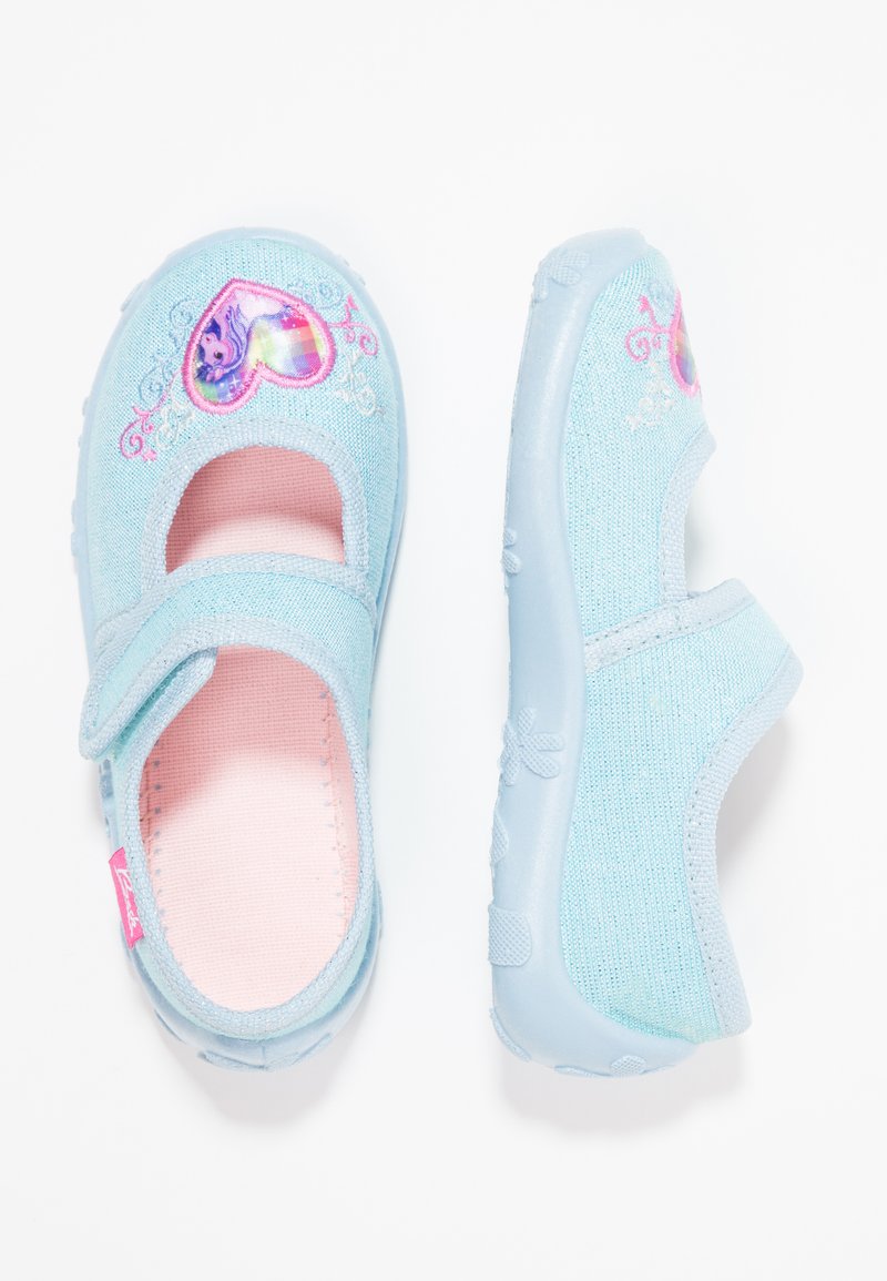 Helle blaue Stoffschuhe mit einem Herzgrafik, ausgestattet mit einem Klettverschluss und pinkem Innenraum. Gummisohle mit Blumenmustern.