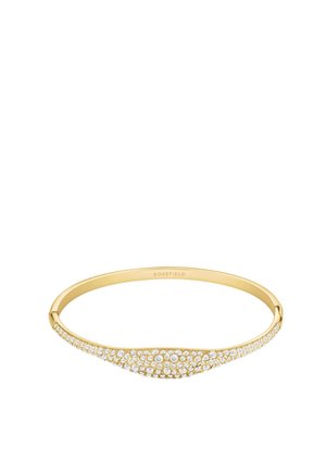 Pulsera tipo brazalete en tono dorado con un diseño curvado que incluye múltiples pequeños cristales transparentes a lo largo de su superficie y un acabado liso y pulido.