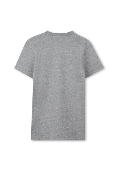 Sivé tričko s krátkymi rukávmi, okrúhlym výstrihom a jednofarebnou štruktúrovanou látkou, s mierne voľným strihom bez viditeľných log alebo vzorov.