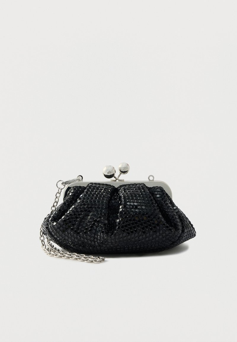 Μαύρο clutch τσαντάκι με παγιέτες, ασημένιο πλαίσιο, πλισέ σχέδιο και ιμάντα αλυσίδα. Διαθέτει δύο σφαιρικά κούμπωμα στην κορυφή.