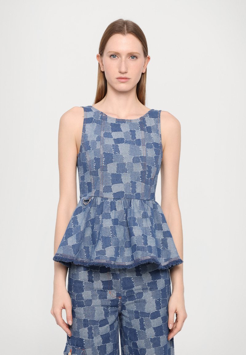 Bezrukávový denimový peplum top s modrým kockovaným vzorom, rozstrapkaným lemom, okrúhlym výstrihom a dekoratívnym krúžkom na boku.