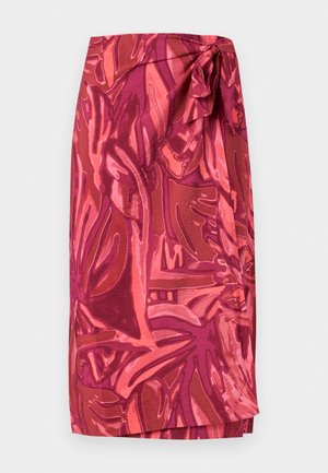 Spódnica kopertowa z różowo-czerwonym abstrakcyjnym kwiatowym wzorem, zawiązana na supeł w talii, długość midi.