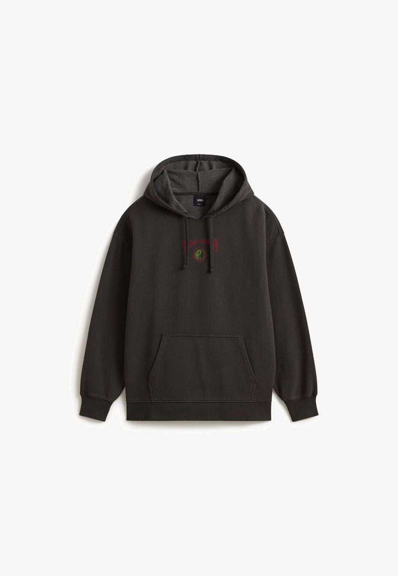 Mørkegrå hættetrøje med forlomme, snørebånd og lille grønt og rødt motiv på brystet.