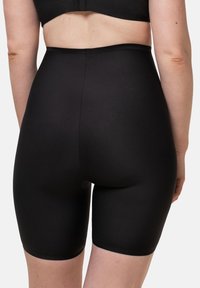 Schwarze hoch taillierte Formshaping-Shorts mit glatter Textur, dehnbarem Material und einem Design in mittlerer Oberschenkellänge, ausgestattet mit einem nahtlosen Finish.