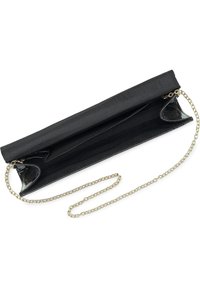Clutch negro con un exterior de tela texturizada, cadena dorada y diseño de solapa. El interior está forrado con una tela suave.