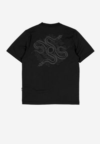 Fekete, rövid ujjú póló sötétszürke, két összefonódó kígyót ábrázoló grafikával és stilizált szöveggel a hátoldalán.