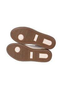 Sneakers bianchi con suola in gomma testurizzata; presentano una parte inferiore color beige e accenti del logo. Design con punta rotonda e battistrada pattern per una migliore aderenza.