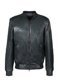Chaqueta bomber de cuero negro con cierre de cremallera en el frente, puños acanalados y bolsillos laterales. Textura suave y ajuste entallado con detalles de costura en contraste.