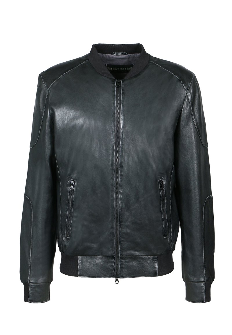 Chaqueta bomber de cuero negro con cierre de cremallera en el frente, puños acanalados y bolsillos laterales. Textura suave y ajuste entallado con detalles de costura en contraste.