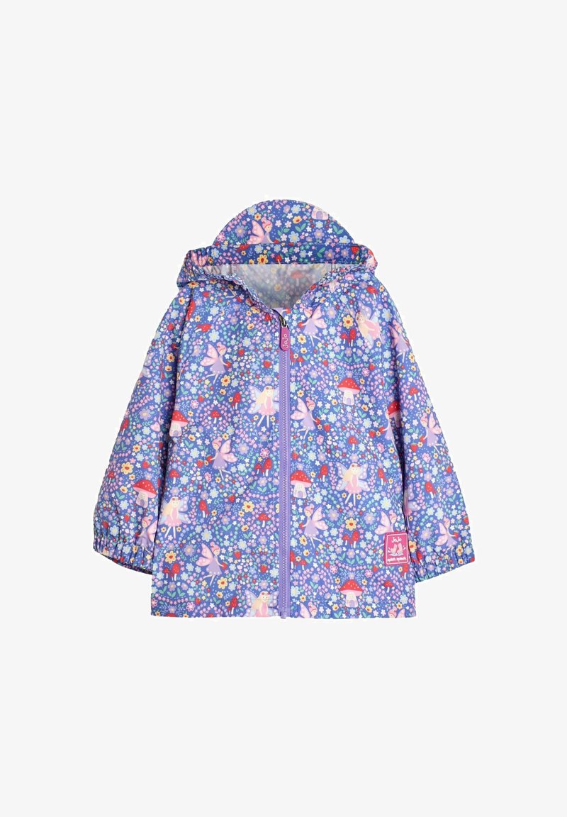 Violetinė nepralaidi vandeniui striukė su gėlių raštu, vaizduojančiu fėjas ir grybus. Ji turi ilgus rankovės, gobtuvą ir priekį užtrauktuką.