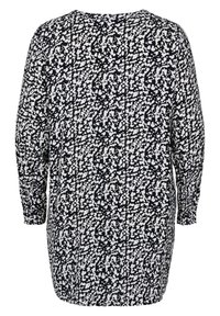 Haut à manches longues noir et blanc présentant un motif abstrait texturé, avec un col rond et une coupe décontractée.