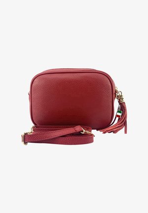 Rote Leder-Umhängetasche mit текстuriertem Finish, goldenen Elementen, einem Quasten-Detail und einem verstellbaren Tragegurt. Reißverschlussverschluss oben.