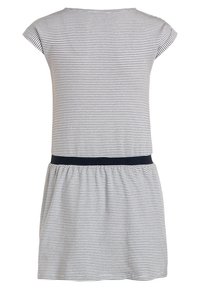 Pasiasta sukienka z krótkimi rękawami, granatowym paskiem w talii i marszczoną spódnicą. Posiada poziome czarno-białe paski na całej tkaninie.