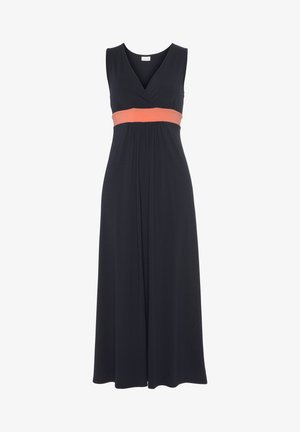 Zwarte maxi-jurk met een V-hals en zonder mouwen. Kenmerkt zich door een oranje band bij de taille, vallende stof en een zachte textuur.