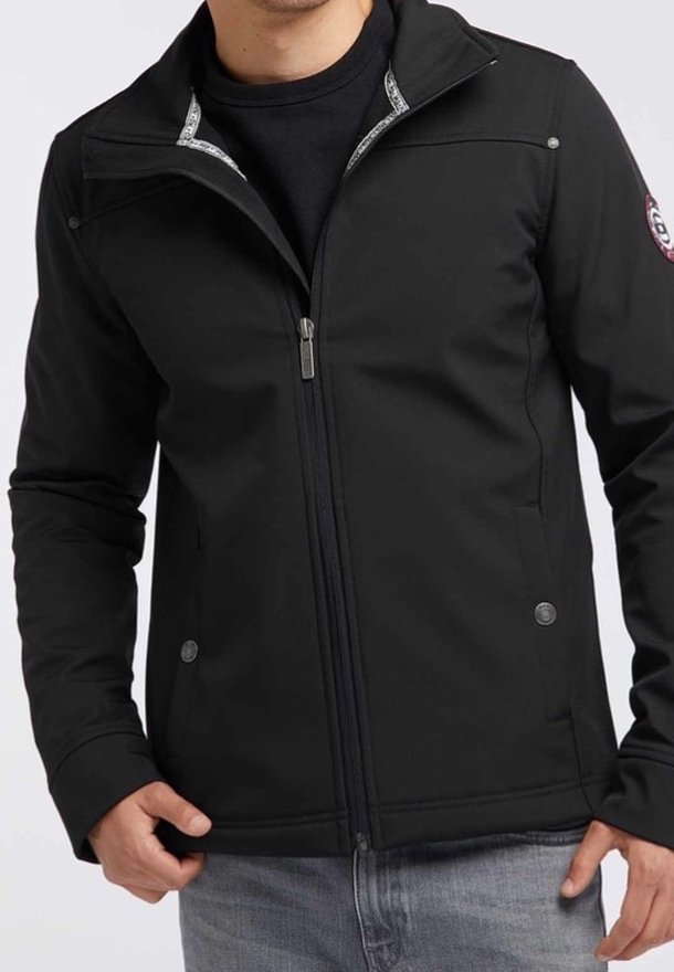 Veste softshell noire avec col montant, fermeture éclair, poches latérales et logo discret sur la manche. Texture lisse et coupe ajustée.