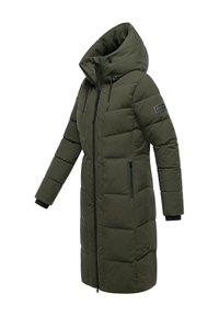 Manteau rembourré long olive avec un col haut, fermeture éclair et deux poches latérales zipp�ées, présentant des accents noirs et des poignets élastiques.