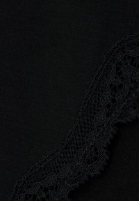 Tessuto nero con una superficie liscia e un bordo curvo rifinito con dettagli in pizzo nero intricati.
