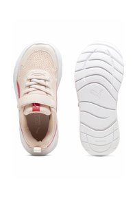 Zapatillas deportivas de color rosa claro con parte superior de malla, suela blanca que no deja marcas, acolchado en el tobillo y acentos en rojo. Cuenta con una correa de Velcro para el cierre.