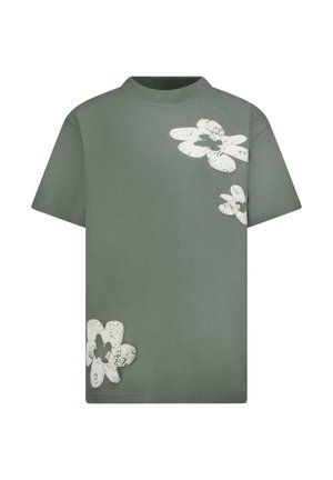 Groen katoenen t-shirt met korte mouwen, met grote witte bloemmotieven aan de voorkant. Eenvoudige, ronde hals stijl. Glad oppervlak.