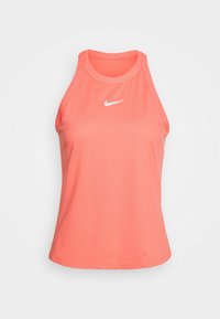 Korálová sportovní tílko vyrobené z prodyšného materiálu, s kulatým výstřihem, designem racerback a bílým logem Nike na hrudi.