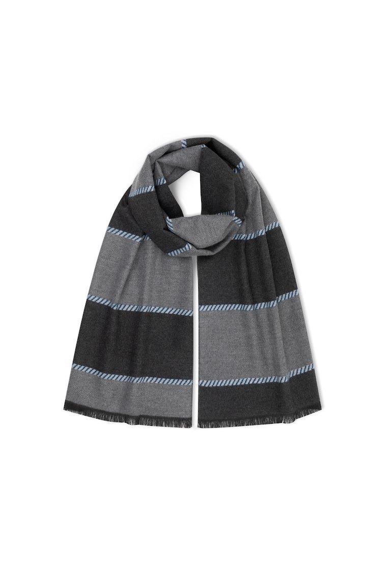 Szary szalik w ciemno- i jasnoszare paski, z niebieskim akcentem, miękka tekstura i frędzlowe krawędzie.