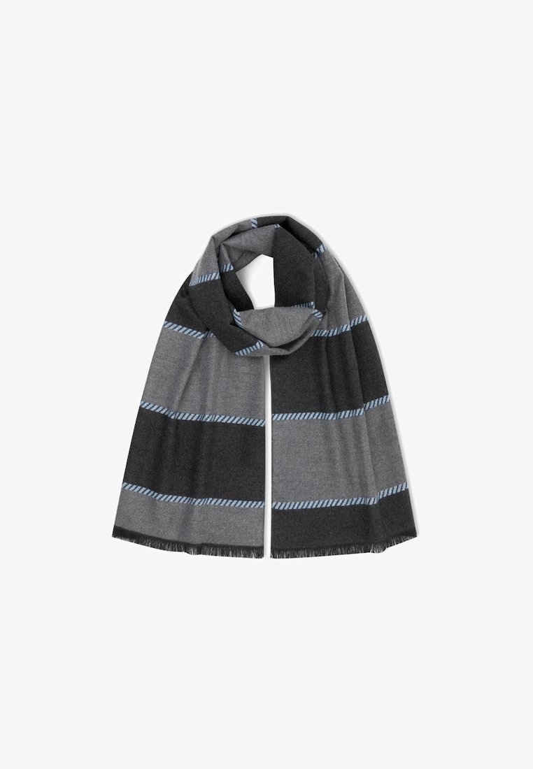 Szary szalik w ciemno- i jasnoszare paski, z niebieskim akcentem, miękka tekstura i frędzlowe krawędzie.