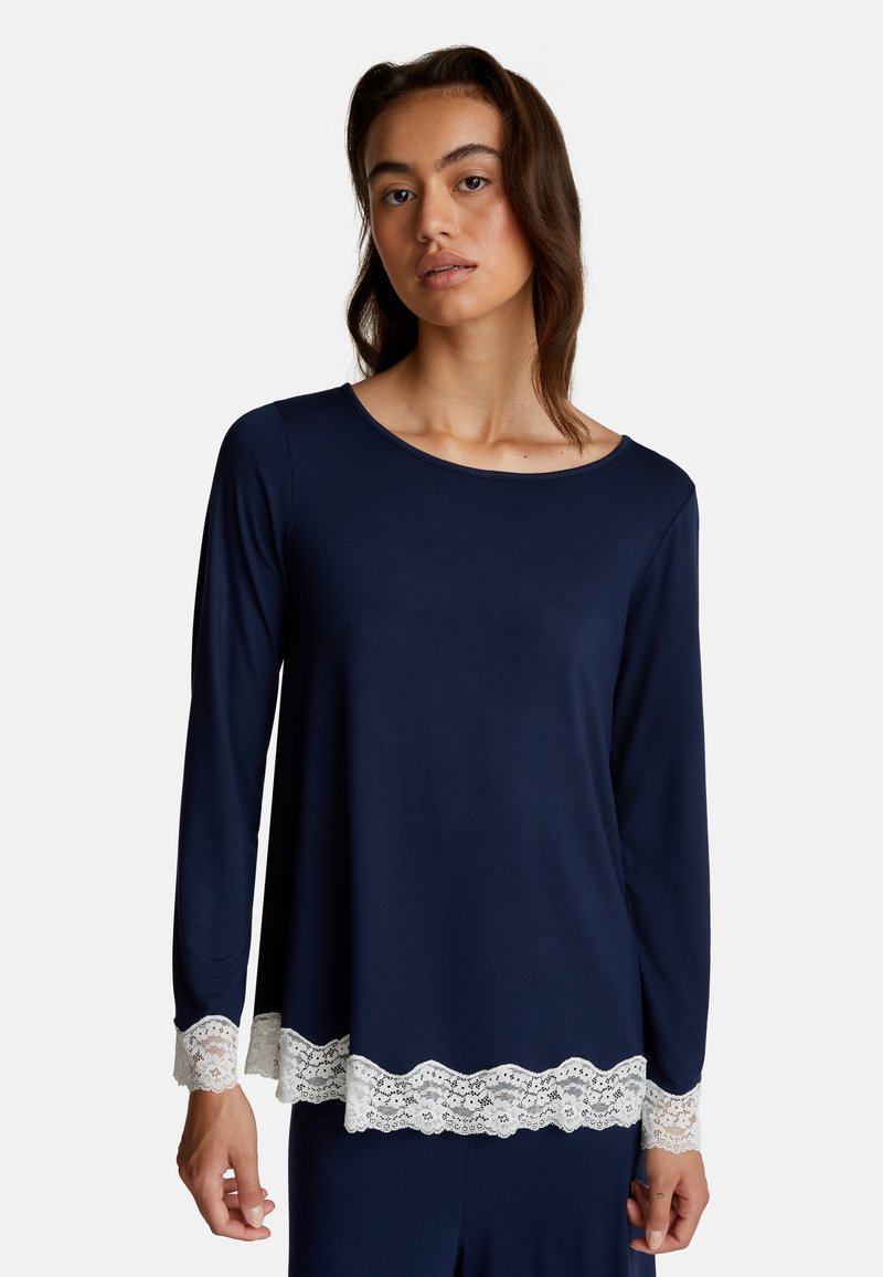 Maglietta a maniche lunghe blu navy realizzata in tessuto morbido, con un bordo di pizzo bianco a forma di scallop all'orlo e ai polsini per un tocco raffinato.