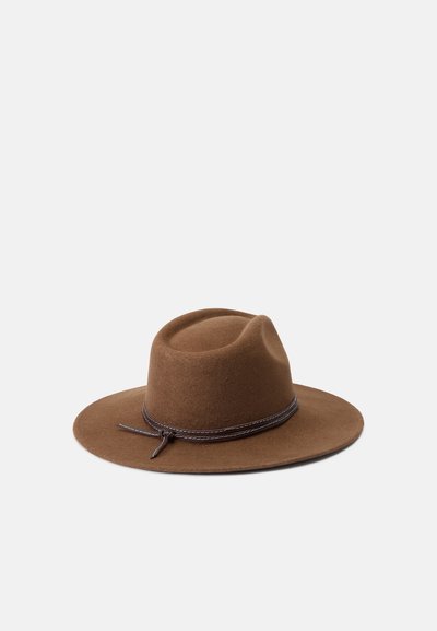 Chapeau en feutre brun avec un large bord et une bande en cuir brun texturé. Il présente une couronne arrondie avec une légère dépression au sommet.