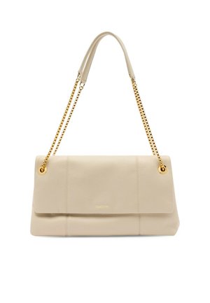 Beżowa skórzana torba na ramię z klapą, złotymi łańcuszkami i subtelnymi detalami przeszycia.