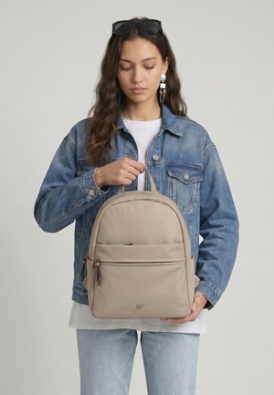 SURI FREY, SURI FREY RUCKSACK SFY BONNY - Matkakott - sand