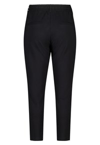 Zwarte broek met een relaxte pasvorm, elastische tailleband en twee achterzakken. Glad stoftextuur, enkellange uitvoering.