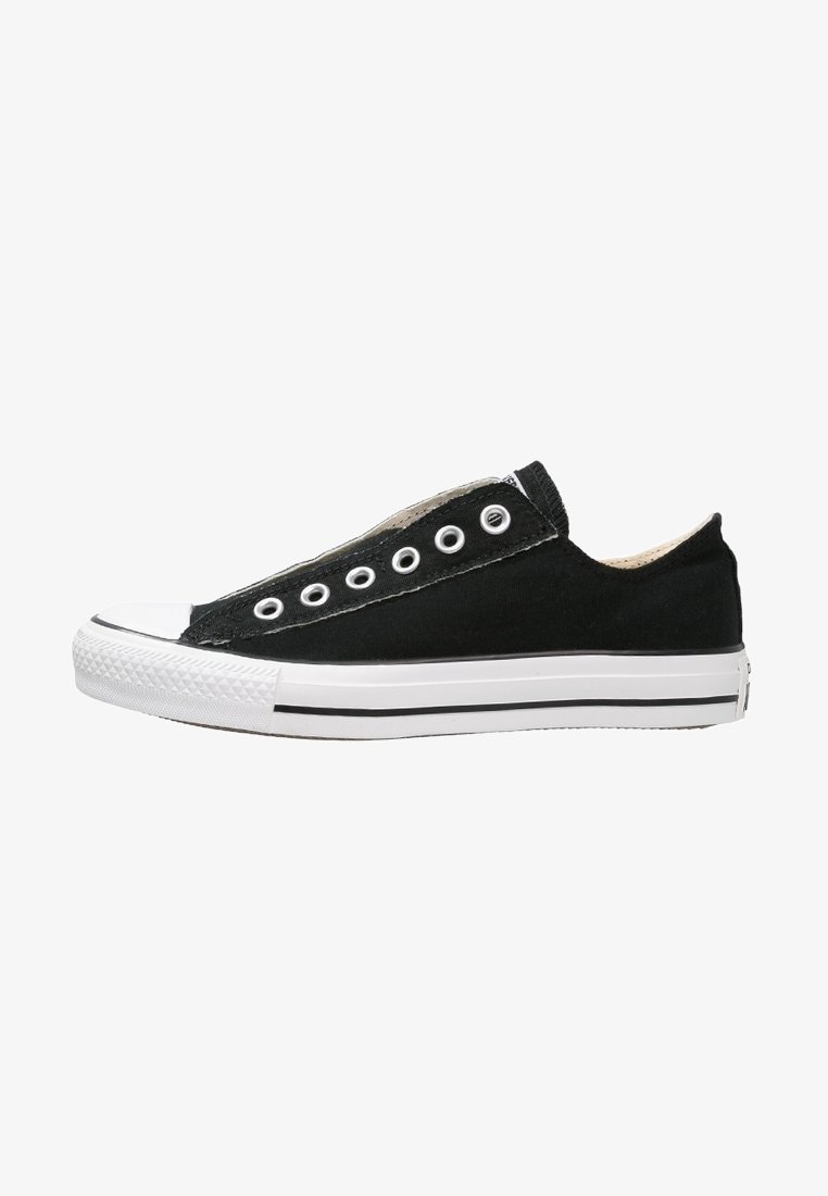 Baskets basses en toile noire sans lacets, semelle blanche en caoutchouc avec une bande noire et bout en caoutchouc blanc.