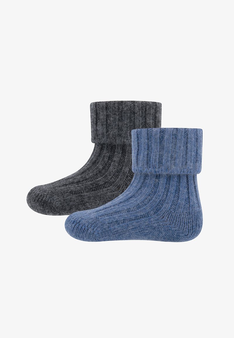 Zwei Paar gestrickte Socken; eines in Dunkelgrau und eines in Blau. Beide haben ein Rippenmuster und umgeschlagene Bündchen. Weiches, strukturiertes Gewebe.